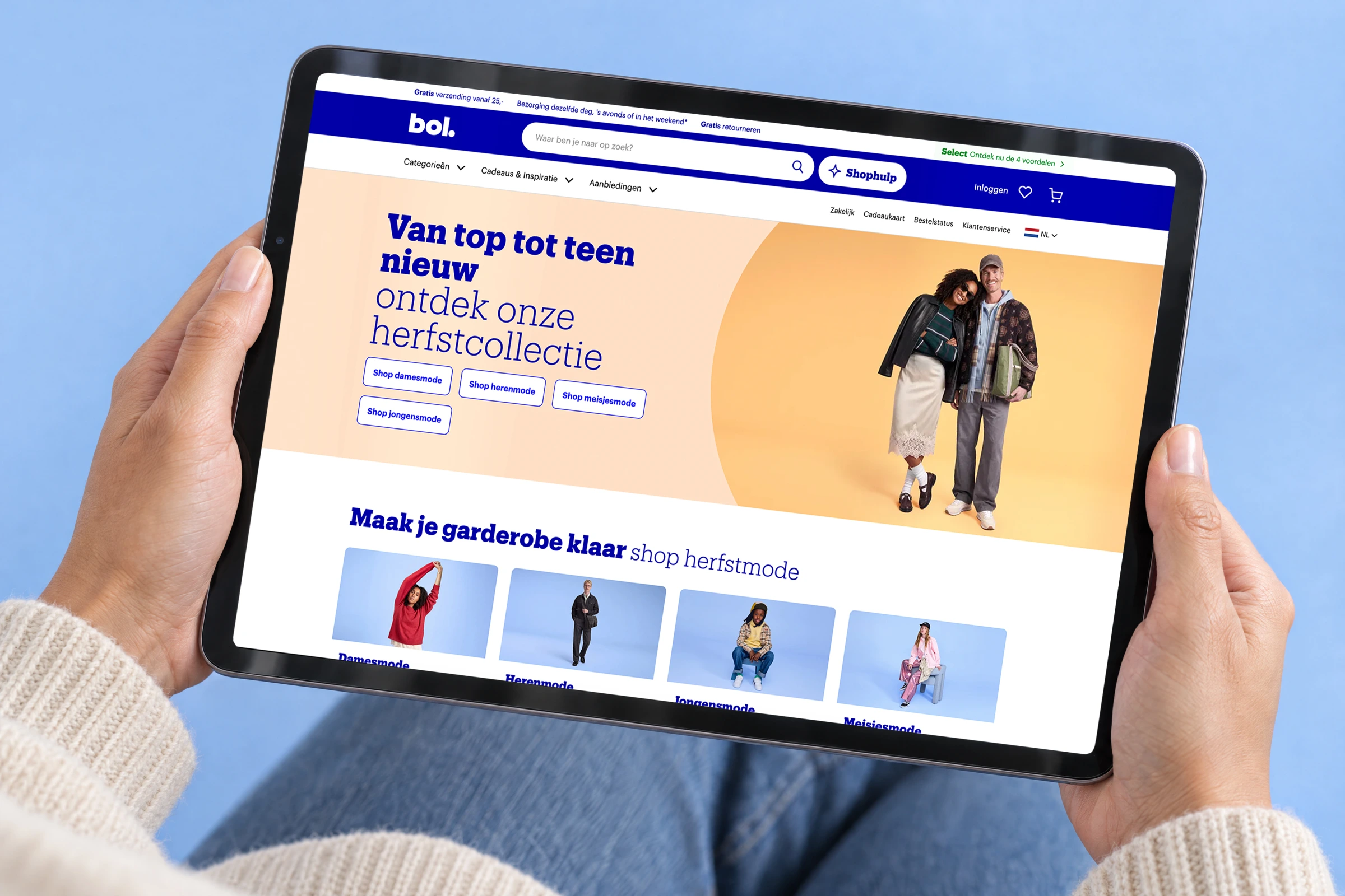 De bol fashioncampagne op een iPad, met de campagnebeelden toegepast in de webshop