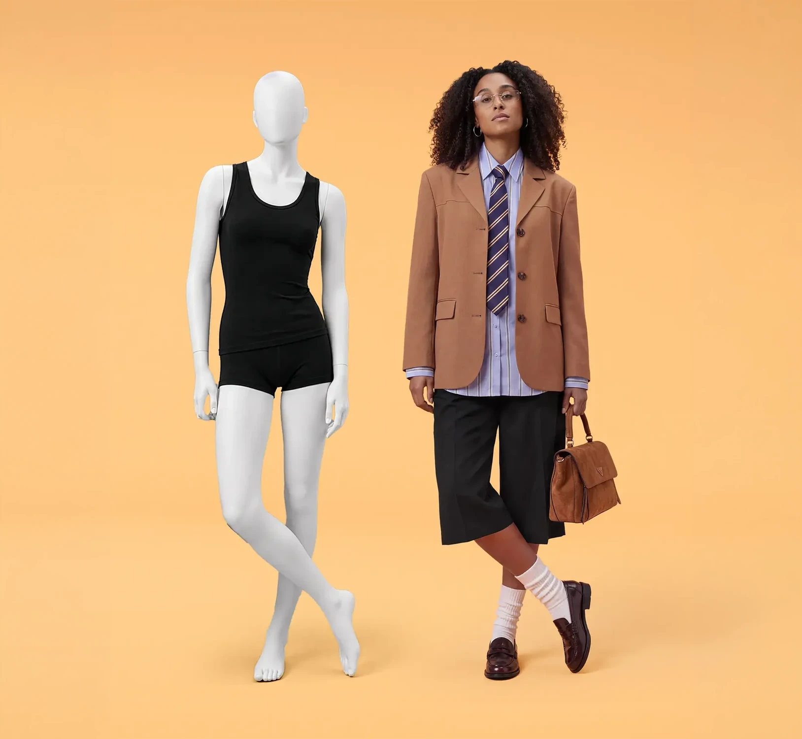 Een mannequinpose en het gestylede model in dezelfde houding in de bol-studio