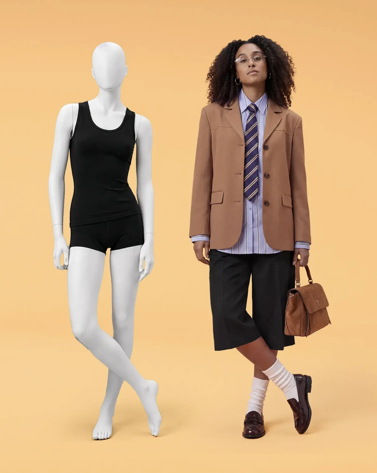 Een pose op een mannequin vertaald naar het gestylede model in de digitale studio