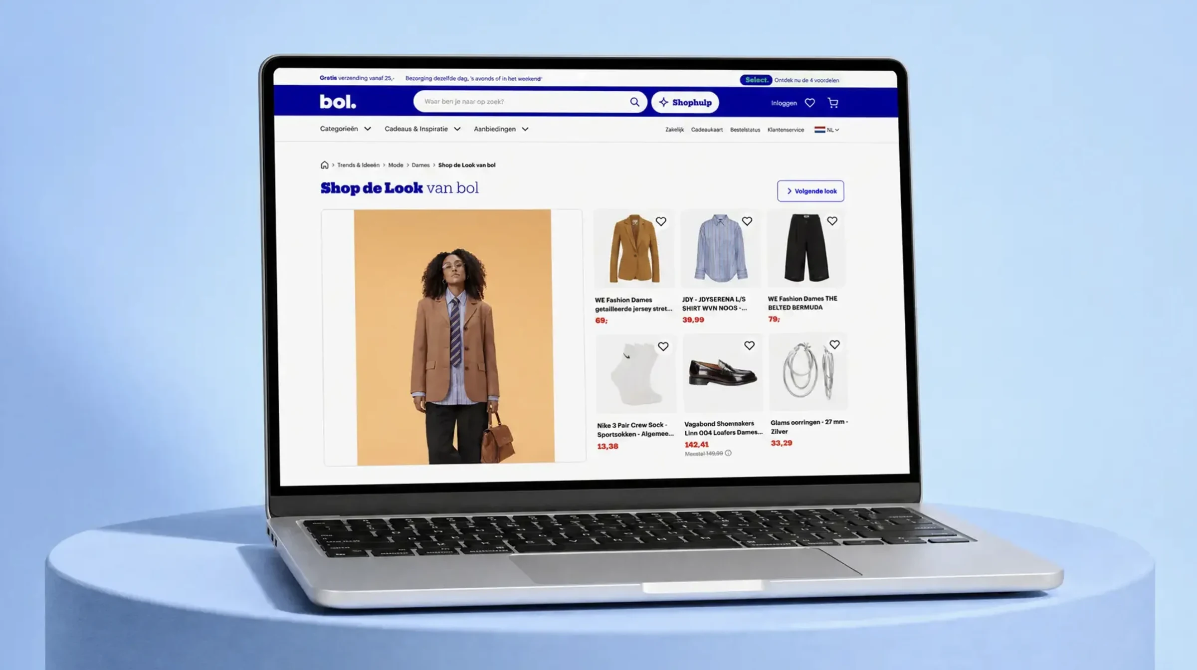 Laptopmockup met de bol-fashionpagina en een van de campagnebeelden